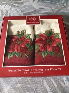 Lenox Finger Tip Towels Set - Poinsettia Design, 6” X 4” X 2.5”, NEW
